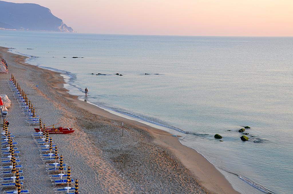 Hotel Il Brigantino Porto Recanati Esterno foto